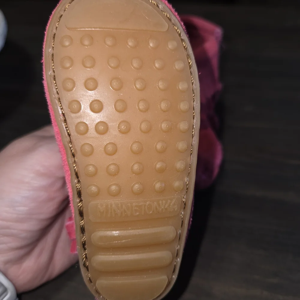 Minnetonka Baby Moccasins Size 2 Infant Pink Suede Leather Booties